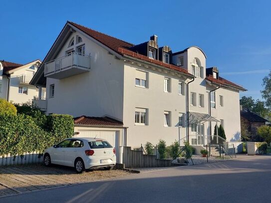 2 Zimmer DG Wohnung mit Balkon, EBK, Bad mit Fenster, Badewanne