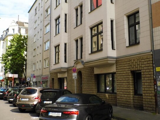 Köln-Mitte, Belg. Viertel: Im Jugendstil-Haus Dreizim.-ETW mit Hof-Terrasse: 15.000 € KP-Reduzierung, Barriere-/bezugsf…