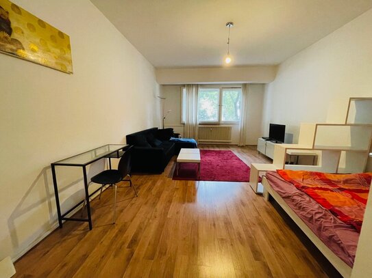 Martin-Luther Str.: LEERE 1,5 Zimmer zwischen Nollendorfkiez und dem Bayerischen Viertel per SOFORT