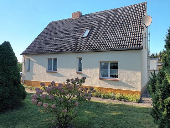 Einfamilienhaus und Ferienhaus auf großem Gartengrundstück in Ostseenähe