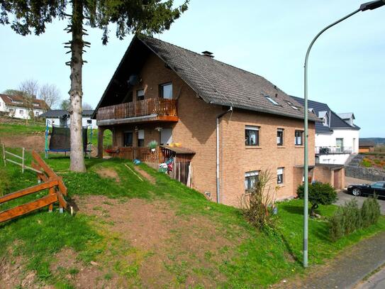 Ruhig gelegenes freistehendes 3-Familienhaus mit Balkon, Terrasse und Garage in Kerschenbach