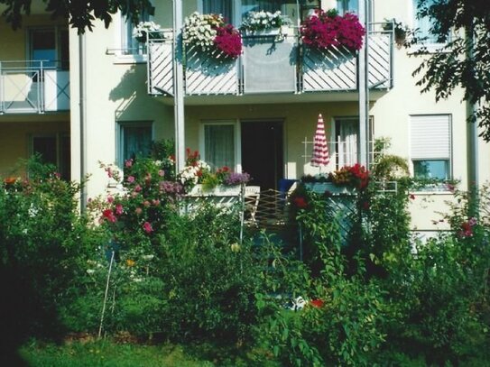 ruhig gelegene 2-Raum-Erdgeschoss-Wohnung mit Balkon/Terrasse und Gartenanteil zur privaten Nutzung in Dresden-Weißig