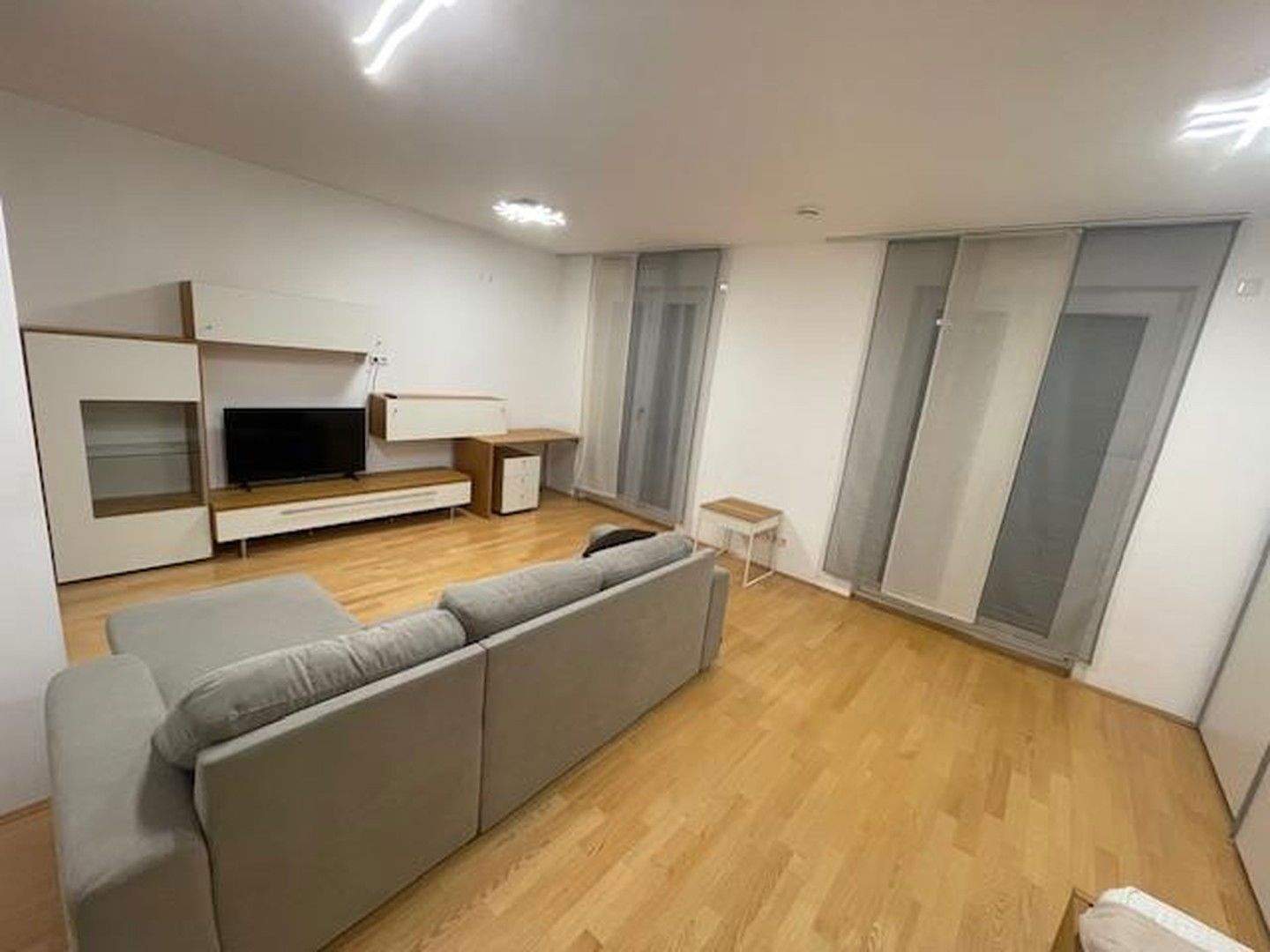 Stilvolle, neuwertige 1,5-Zimmer-Erdgeschosswohnung mit Einbauküche in Frankfurt am Main