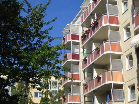 Leicht erreichbare 2-Raum-Wohnung mit Balkon im Grünen