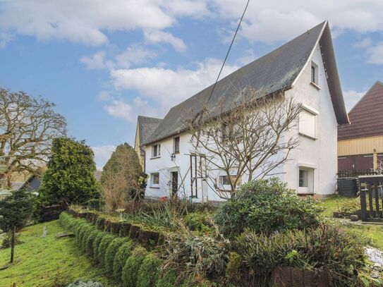 Frei stehendes Einfamilienhaus mit angrenzender Scheune und Garten