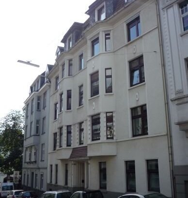 Attraktive Altbauwohnung mit Erker, Südbalkon und eigener neuer Heizung