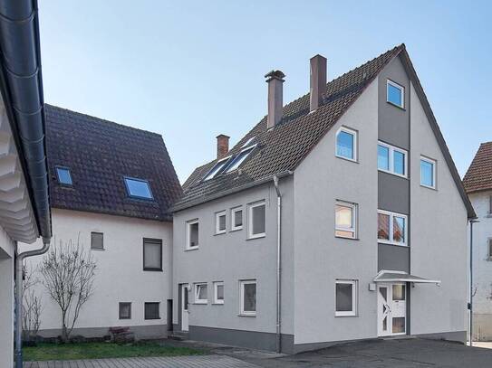 Zentral gelegenes Zweiparteienhaus mit Carport, Stellplätzen, Garten & Einliegerwohnung