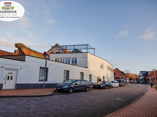 RUDNICK bietet HAUS mit 3 Wohnungen + Büro + Garage NÄHE MEER: ggf. EG wieder rückbaubar zu Laden