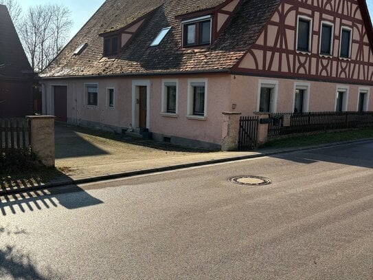 Schön ruhig gelegenes Bauernhaus mit großer Scheune und überdachtem Montageplatz