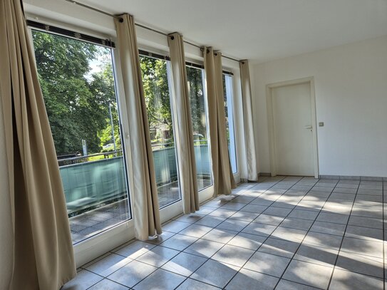 Bezugsfreie, sonnige 2-Zimmer Wohnung mit Balkon + Stellplatz, 1.OG, an der S 1, provisionsfrei