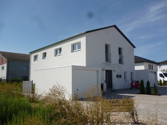 Traumhafte Wohnung in neuem 2 Familienhaus,1 OG ruhig gelegen m. ca.100m² Wfl. EBK,Garage, Stellplatz sowie Gartenantei…