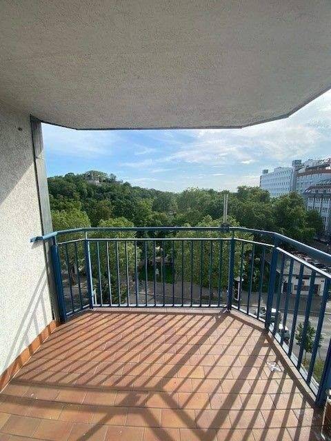 Renovierungsbedürftige 4 Zimmer Wohnung *Balkon / Wintergarten *Wannenbad mit Toilette *Dusche mit Toilette *Aufzug *Keller - Foto 1