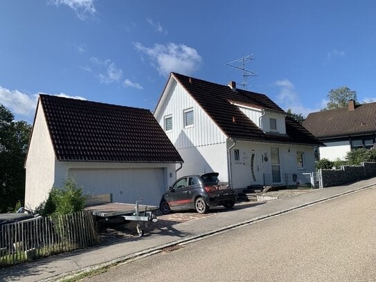 KNIPFER IMMOBILIEN - Großzügiges EFH mit Einliegerwohnung, Doppelgarage und tollem Garten