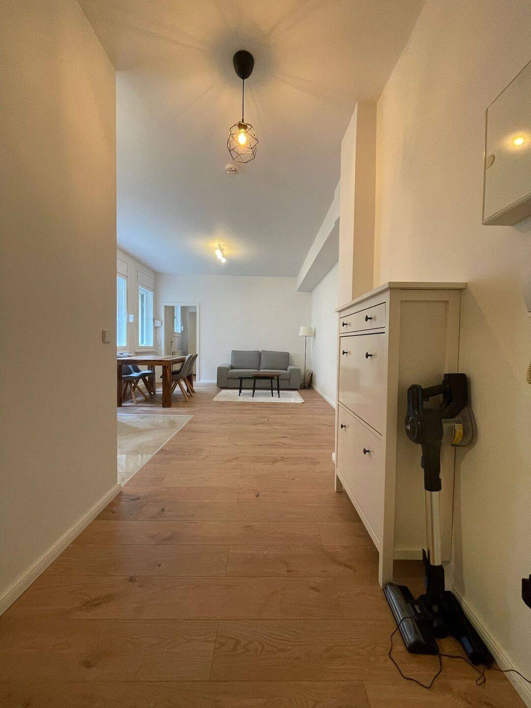 2-Zimmer-Wohnung in Architektur-Ikone direkt am pulsierenden Kurfürstendamm -- befristet - Photo 1