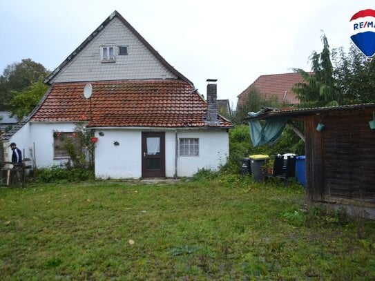 Renovierungsbedürftiges Reihenhaus in Brakel-City mit eigenem Garten: Gestalten Sie Ihr Traumhaus!