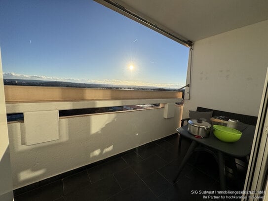 Neu Sanierte 3,5 Zimmer ETW mit 2 Balkone und Einbauküche und mehr mit Panoramaausblick Inkl. Aufzug