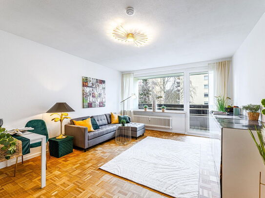 Provisionsfrei: renovierte 3 Zimmer Wohnung mit Balkon, Aufzug und Stellplatz. Sofort frei!