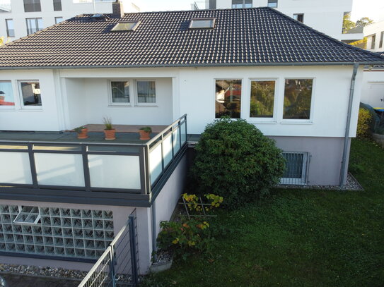 == GELEGENHEIT SONDERPREIS == Gehobenes, energiebewusstes, geräumiges freist. Einfamilienhaus mit großer Dachterrasse u…