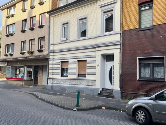 Beeck. Schönes 3 Familienhaus nähe Markt zu verkaufen.