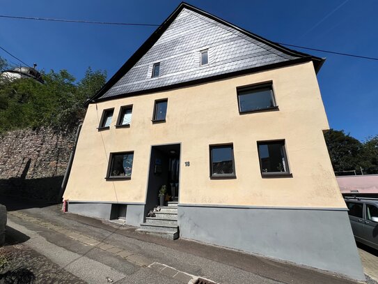 Top-Gelegenheit! Großzügiges, gepflegtes Einfamilienhaus in Gemünden/Hunsrück zu verkaufen.