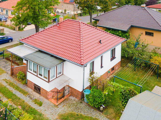 Bahnhofsnah! Bungalow in Fredersdorf - Mit Keller, Einbauküche, Garage, Veranda, manuellen Rollladen