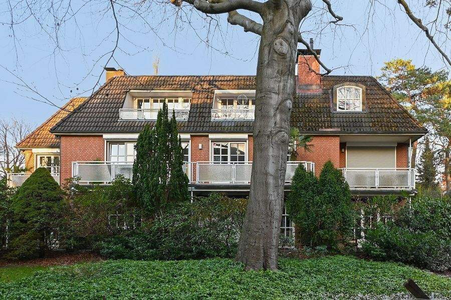 Blankenese am Schinckels Park - großzügige 3-Zimmer-Wohnung mit 2 Balkonen und TG-Stellplatz