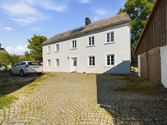 EIN ECHTES WOHNJUWEL. UMFANGREICH SANIERTES BAUERNHAUS MIT 1354m² GRUNDSTÜCK NAHE GEFREES.