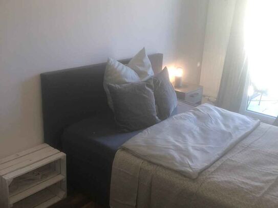 Geräumiges Zimmer in Co-Living-Apartment in Frankfurt