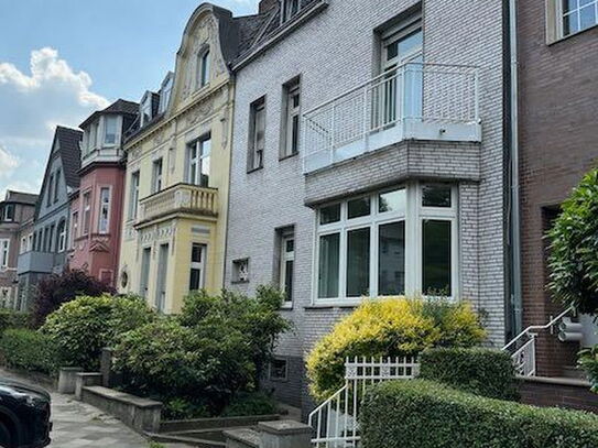 Großzügige Altbauwohnung in gepflegtem 3-Parteienhaus * mit Ansatzbalkon zum Garten *