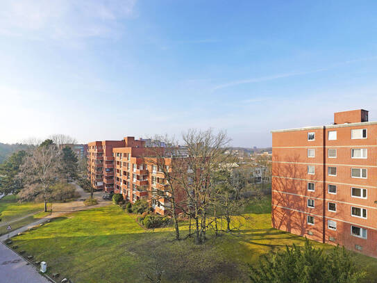 Großzügige, helle 2 Zi. ETW mit gr. Balkon, TG und FS in Endetage.