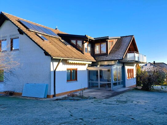 Haus mit zwei unabhängigen Wohneinheiten, großen Garten, Sauna und 3fach Garage in idyllischer Lage.