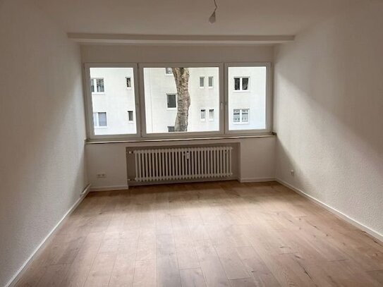 Frisch renovierte Wohnung mit Balkon mitten in Benrath! Nähe Schlossweiher und Benrather Markt!