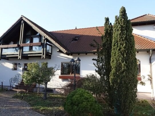 EXCLUSIVES BUNGALOW-VILLENANWESEN IM LANDHAUS-STIL MIT GROSSER GARAGE IN BESTWOHNLAGE VON 67105 SCHIFFERSTADT