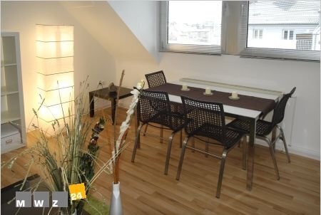 Unterbilk: Helle 3 Zimmer Wohnung mit 2 Schlafzimmern und einer 40 qm großen holzbelegten