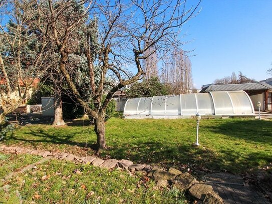 Baugrundstück im Zentrum von Coswig - überdachter Pool - **provisionsfrei**