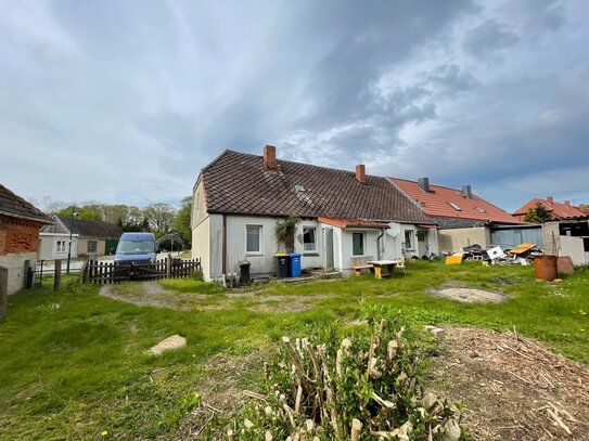 Sanierungsbedürftiges kleines Doppelhaus mit großem Grundstück in Prestin