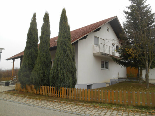 DHH MIT EINLIEGERWOHNUNG; GARAGE UND STELLPLÄTZE