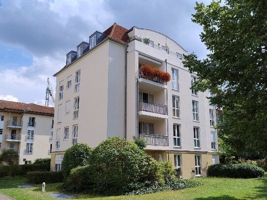 Wunderschön: Gepflegte Wohnung im 1. OG. Balkon. Aufzug. Bad mit Wanne. Stellplatz in TG