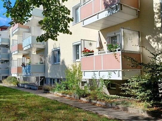 Bezugsfreie, modernisierte und ruhig gelegene 3-Raumwohnung mit Balkon und Einbauküche im Stadtteil Frohe Zukunft