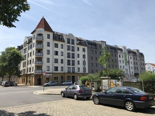 Helle 3-Raumwohnung im 4. OG mit Balkon, Wohnküche, Laminat und Aufzug!