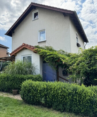 Gemütliches Einfamilienhaus mit Garage/Carport und Gartenhütte in ruhiger Lage