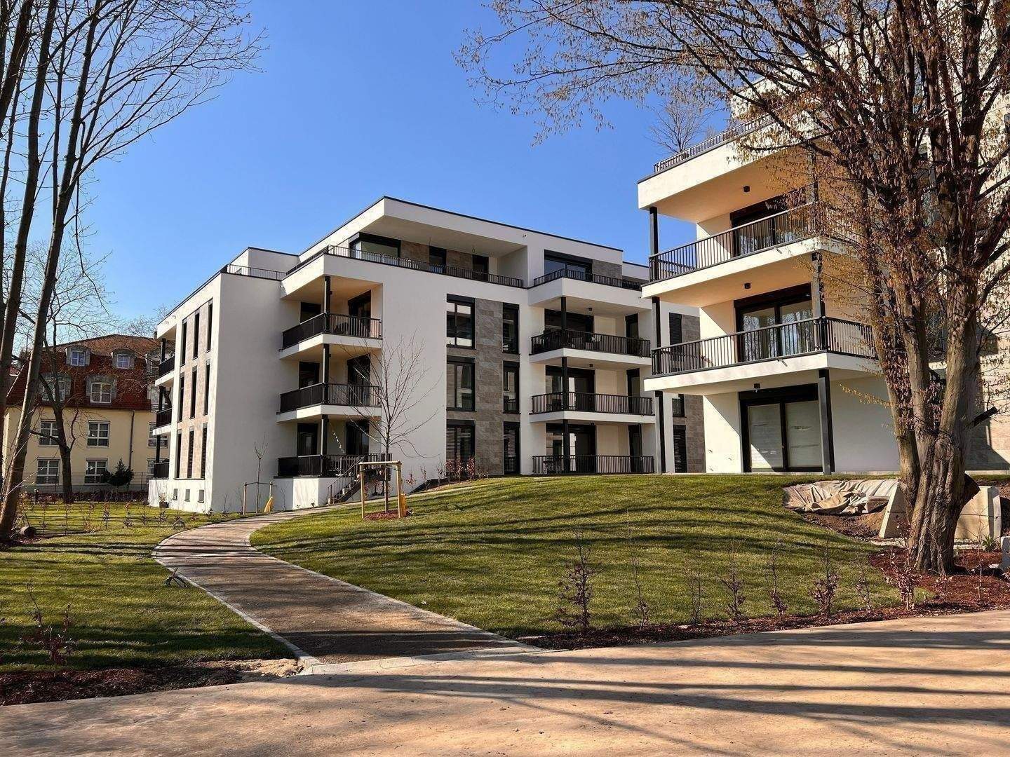 NEUBAU-PENTHOUSE mit XXL-DACHTERRASSE | Auenwaldblick & Stadionnähe | Kamin | 3 TG-Stellplätze