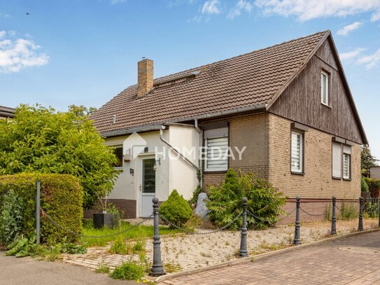 Gemütliches Zuhause mit großem Garten, zwei Garagen, einem Gartenhaus und viel Raum zum Gestalten