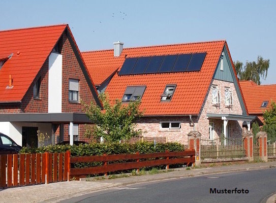 Doppelhaushälfte nebst Garten und Carport