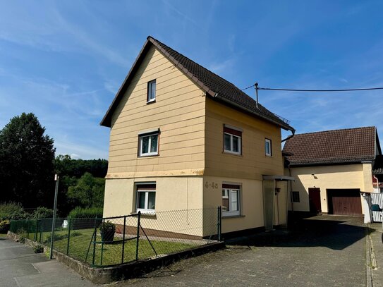 Individuelle, süße Hofreite mit sonnigem Garten