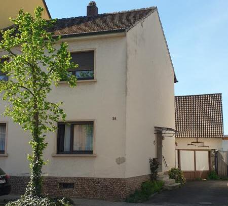 Renovierungsbedürftiges Einfamilienhaus mit Anbau 1970, Nebengebäude, Garage und Garten