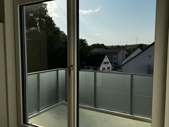 Sonniger Erstbezug in Langenbach // 2-Zimmer Neubau Wohnung mit Balkon und hohen Decken