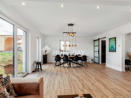 Modernes Einfamilienhaus mit idyllischem Blick auf Felder und großem Grundstück