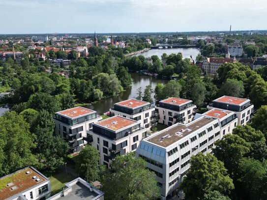 Als Kapitalanlage oder zur Selbstnutzung: 2 Zimmer mit Balkon in erster Reihe zur Alten Spree