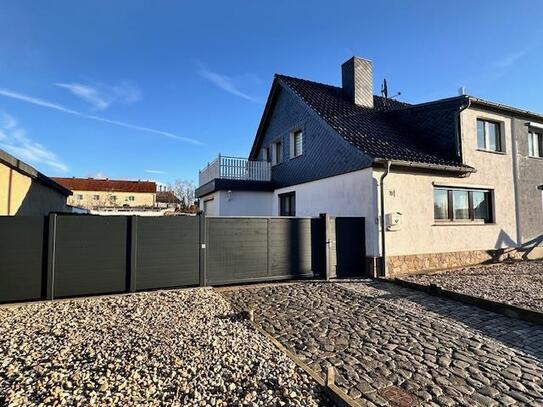 Tolles, gepflegtes Einfamilienhaus mit Garage, Kamin und Dachterrasse- saniert